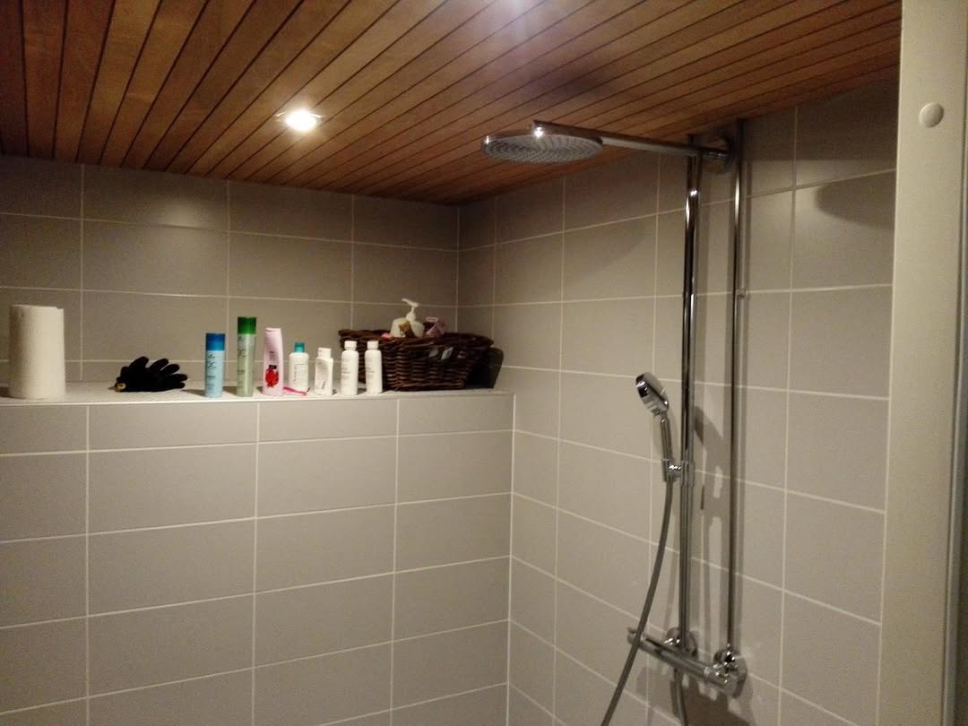 Pesutila — siisti laatoitus